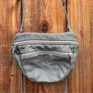 Arcteryx Maka 1 Waistpack Crossbody Bag Belt Bag Gray Logo Fanny Pack Hiking